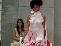 Девушка с большими сиськами в белом платье хочет секса