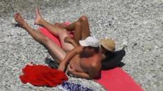 Нудистка дрочит член своему мужу на пляже