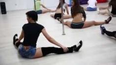 Коллектив девушек занимается сексуальными танцами