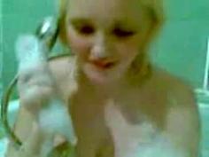 Девушка с большими сиськами купается в ванной и берет в рот залупу