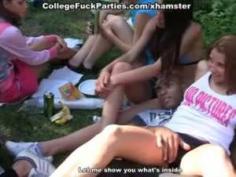 Студенты развлекаются на поляне и занимаются сексом