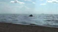 Русская красотка выделывается на камеру на песчаном пляже